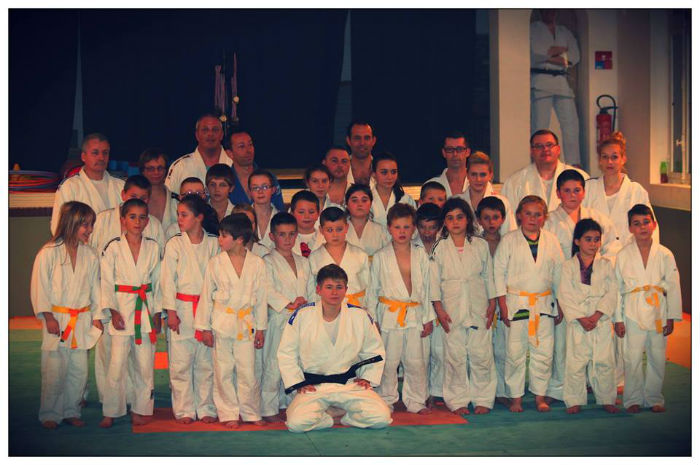 Photo groupe lors de la remise de la ceinture noir de camille